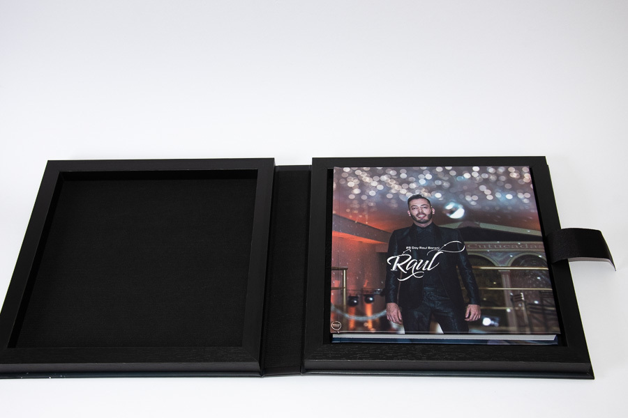 foto do estojo aberto e do album de aniversario Raul Baroni na mesa sao paulo sp cutucadas album de fotos balada abertura panoramica por clovis augusto mundareu albuns