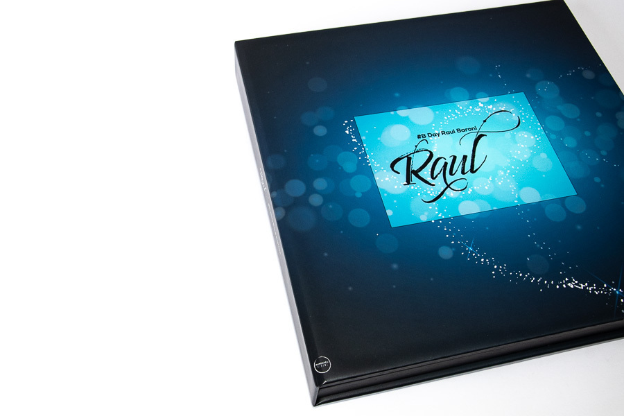 foto do estojo e do album de aniversario Raul Baroni na mesa sao paulo sp cutucadas album de fotos balada abertura panoramica por clovis augusto