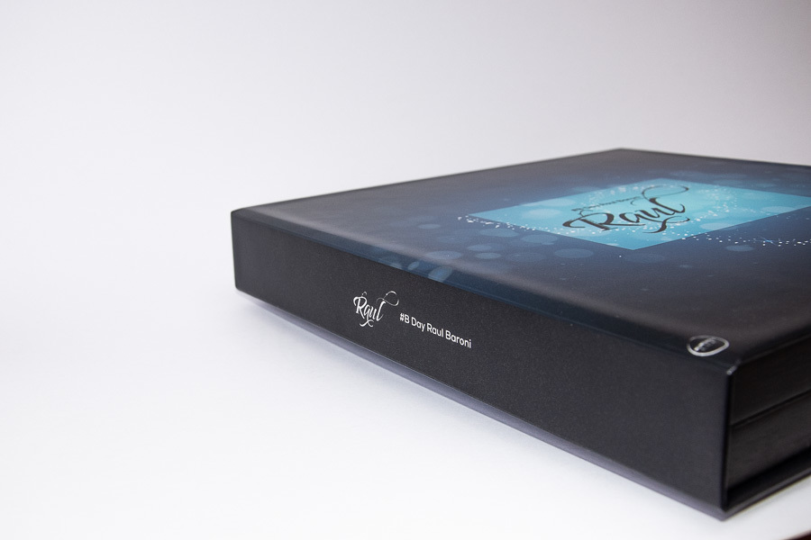 detalhe da lombada do estojo do album de aniversario Raul Baroni na mesa sao paulo sp cutucadas album de fotos balada abertura panoramica por clovis augusto mundareu albuns