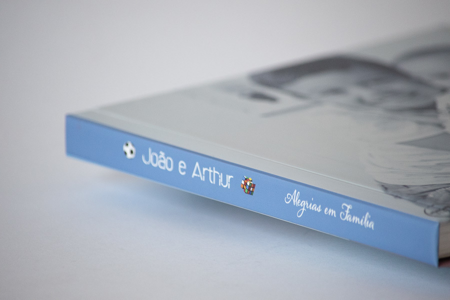 detalhe do titulo na lombada do album infantil joao e arthur em santa fe do sul SP abertura panoramica album de fotos de familia album personalizado por clovis Augusto mundareu albuns