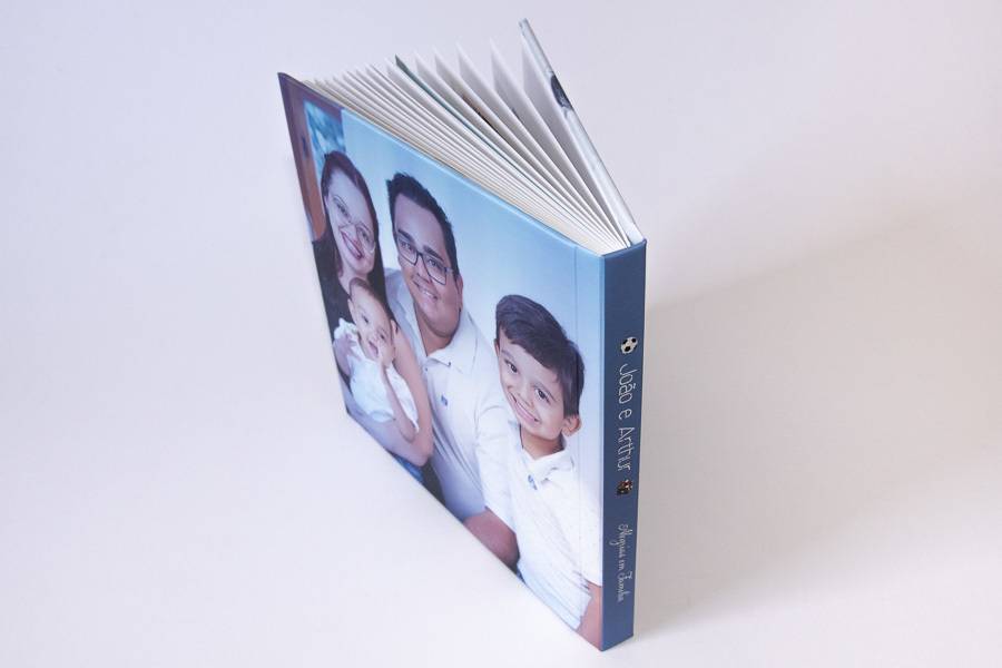 foto com vista superior do album infantil joao e arthur santa fe do sul SP abertura panoramica album de fotos de familia album personalizado por clovis Augusto mundareu albuns