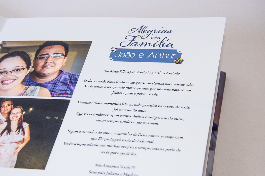 foto de um detalhe da paginas de abertura do album joao e arthur em santa fe do sul SP abertura panoramica album de fotos de familia album personalizado por clovis Augusto