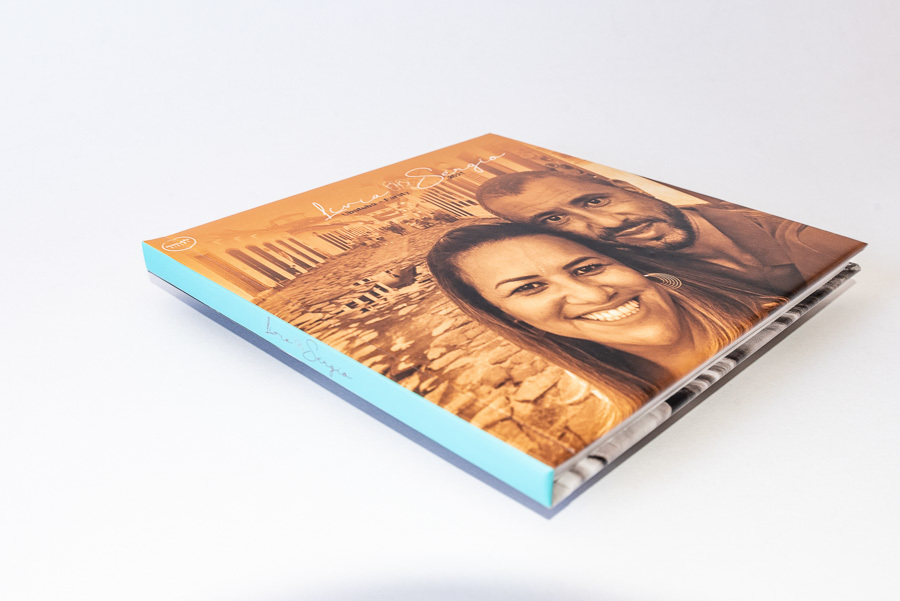 lombada e capa do album de viagem paraty ubatuba livia e sergio Sao paulo SP album de fotos personalizado por Clovis Augusto com a marca Mundareu Albuns