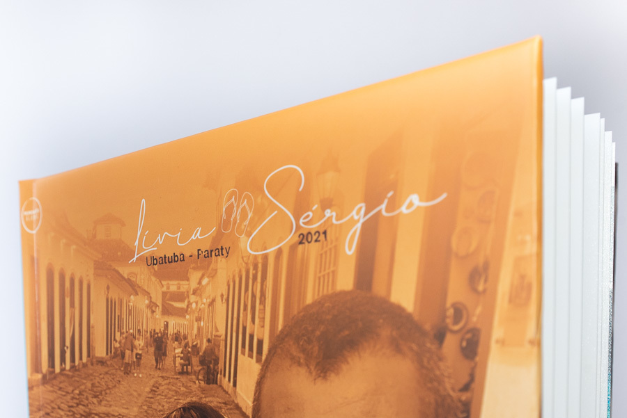 detalhe da identidade do album de viagem paraty ubatuba livia e sergio Sao paulo SP album de fotos personalizado por Clovis Augusto com a marca Mundareu Albuns