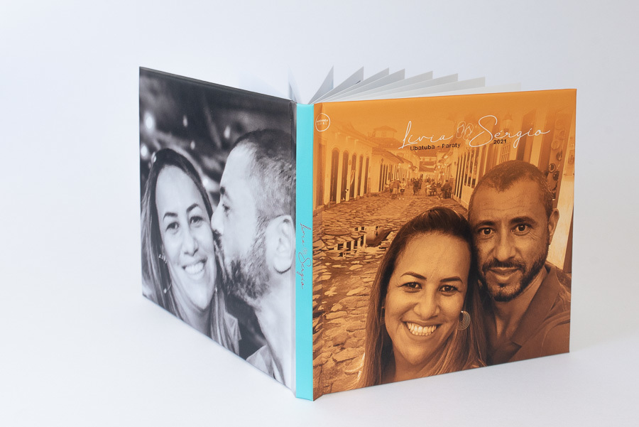 foto da contra capa lombada e capa aberta do album de viagem paraty ubatuba livia e sergio Sao paulo SP album de fotos personalizado por Clovis Augusto com a marca Mundareu Albuns