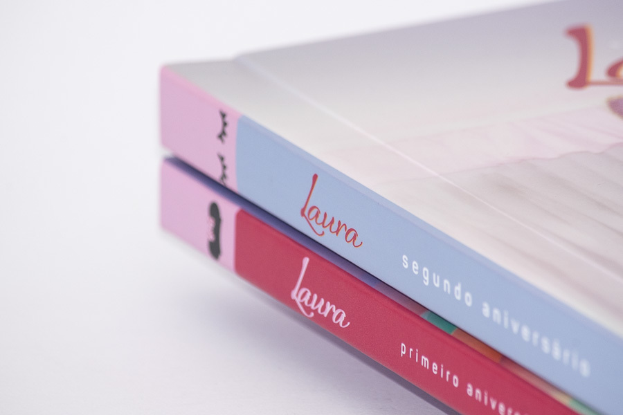 detalhe da lomdada e identidade dos albuns de aniversario Laura Sao Paulo SP album de fotos infantil um ano e dois anos album de criancas por Clovis Augusto