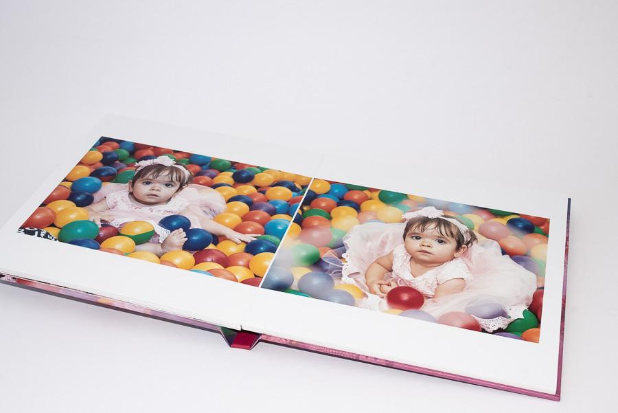 album de aniversario Laura aberto nas paginas internas Sao Paulo SP album de fotos infantil um ano e dois anos album de criancas por Clovis Augusto com a marca Mundareu Albuns