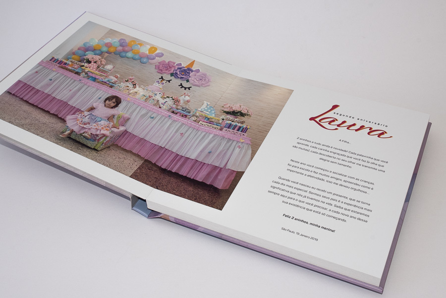 pagina de abertura do album de aniversario Laura Sao Paulo SP album de fotos infantil um ano e dois anos album de criancas por Clovis Augusto com a marca Mundareu Albuns