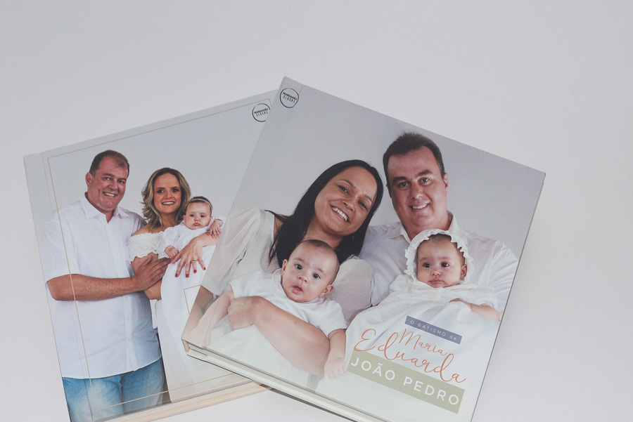 os 2 albuns sobrepostos na mesa  o album de batismo da aurora e dos primos maria eduarda e joao pedro album de fotos sao paulo SP por clovis Augusto