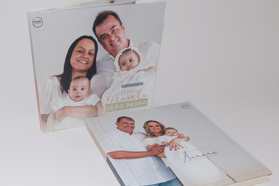 fotografia mostra os 2 albuns de batismo da aurora e dos primos maria eduarda e joao pedro album de fotos sao paulo SP por clovis Augusto