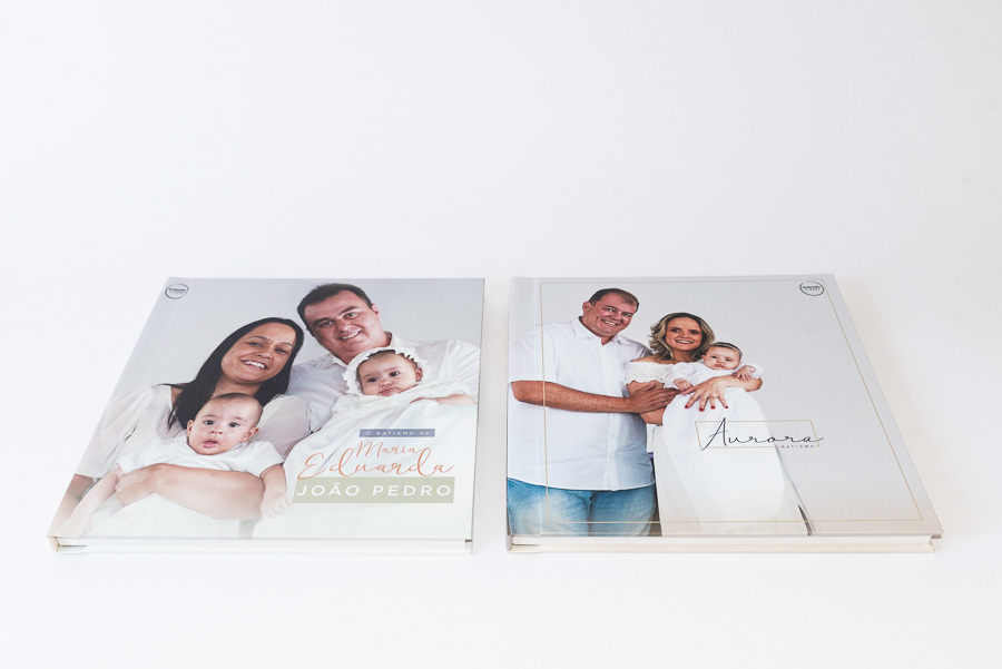 capas alinhadas dos 2 albuns de batismo da aurora e dos primos maria eduarda e joao pedro album de fotos sao paulo SP por clovis Augusto