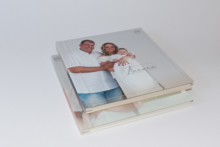 fotos dos albuns de batismo da aurora e dos primos maria eduarda e joao pedro sobrepostos na mesa album de fotos sao paulo SP por clovis Augusto