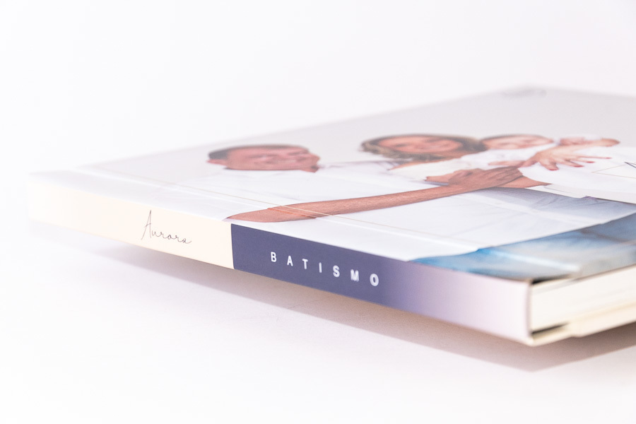 foto com detalhe da lombada do album de batismo da aurora e dos primos maria eduarda e joao pedro album de fotos sao paulo SP por clovis Augusto