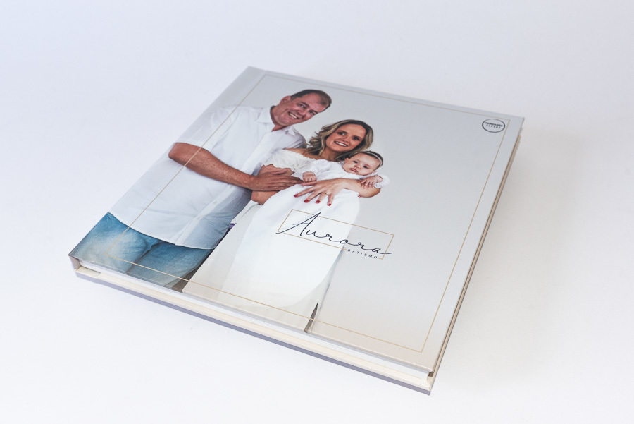 foto da capa do album de batismo da aurora e dos primos maria eduarda e joao pedro album de fotos sao paulo SP por clovis Augusto
