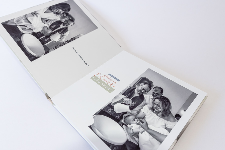 fotografia das paginas de abertura do album de batismo da aurora e dos primos maria eduarda e joao pedro album de fotos sao paulo SP por clovis Augusto