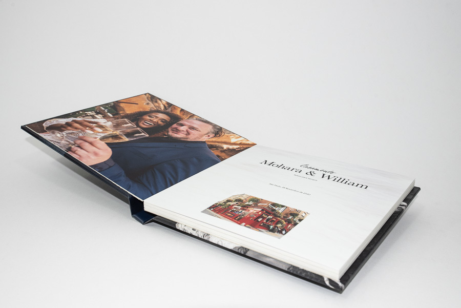 foto da pagina de abertura do album de casamento mohara e william sao paulo SP album de fotos civil e restautante por Clovis Augusto com a marca Mundareu Albuns