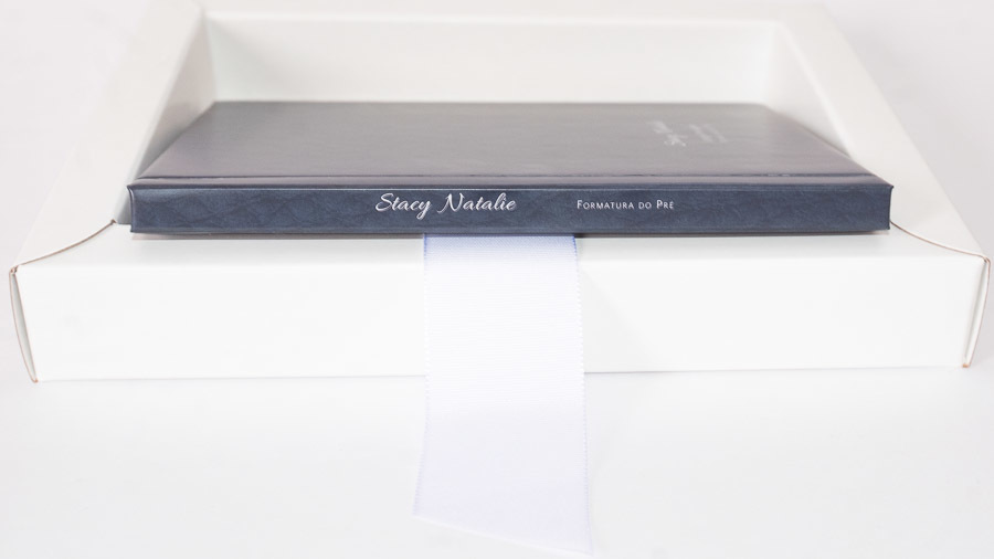 fotografia do album sendo colocado na caixa para guardar album infantil Stacy formatura do pre sao paulo SP album de crianças abertura panoramica album de fotos de familia album personalizado por clovis Augusto mundareu albuns