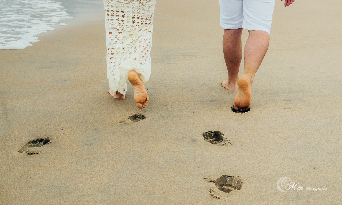 caoline-rodrigo-caminhando-praia-de-sao-francisco-do-sul