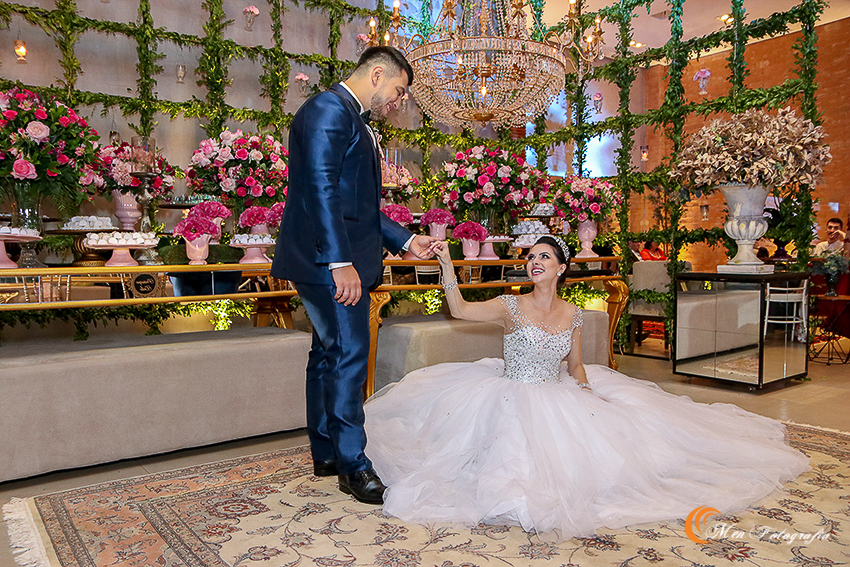 sentada-caroline-rodrigo-ao-fundo-decoraçao-flores-e-delicias