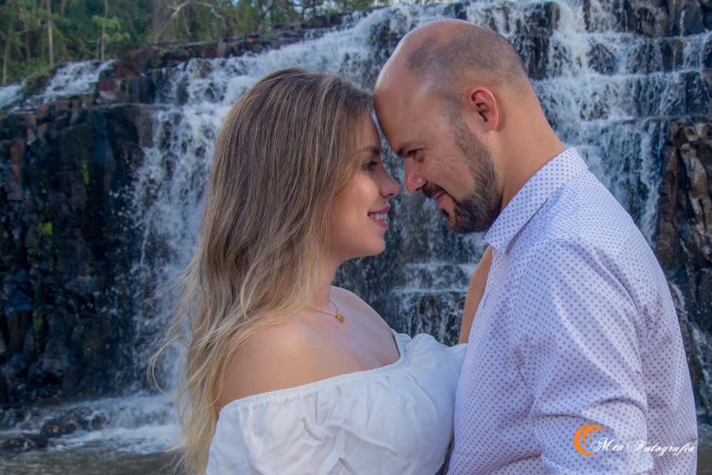 um-linodo-ensaio-com-fundo-cachoeira-do-salto-bandeirantes