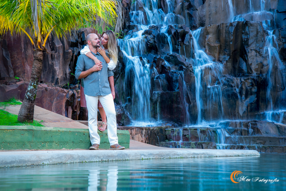 tania-e-erafael-com-uma-linda-paisabem-salto-bandeirantes