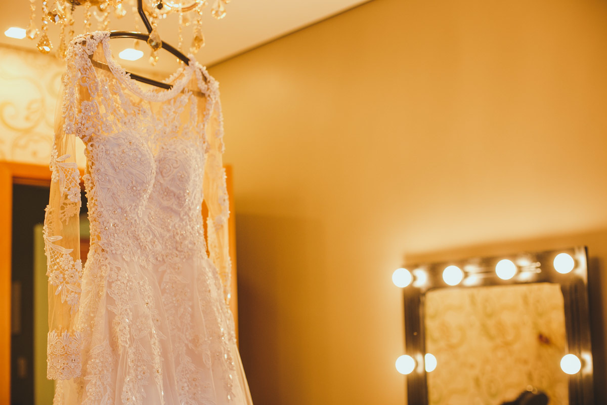 vestido pendurado no lustre, detalhes do making of da noiva Mayara, fotos Photo Art Andirá