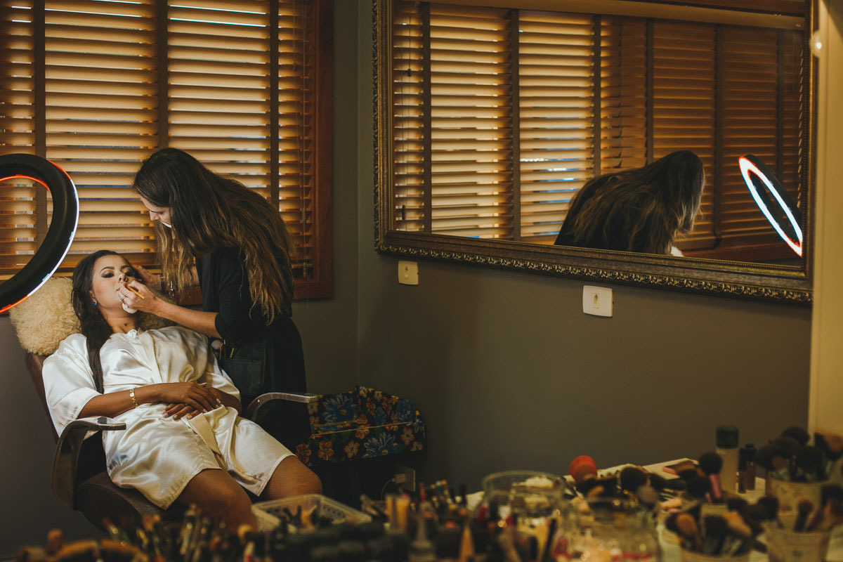 Em seu ambiente de trabalho, a Josiane Arruda, fez uma linda Make na Noiva Mayara, foto por Ana Carla da Photo Art