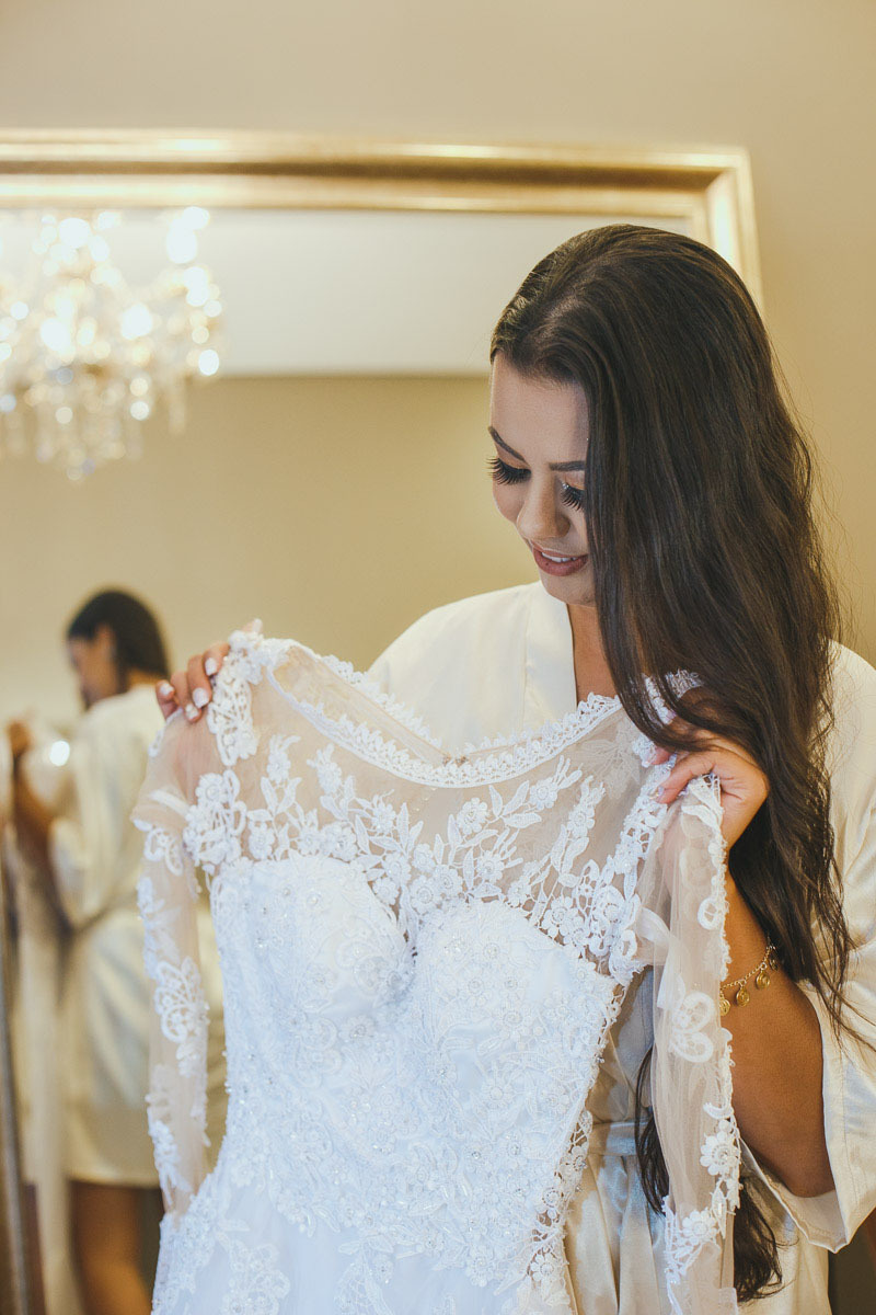 A noiva Mayara momentos antes de colocar seu vestido de noiva para o casamento, foto por Ana Carla Piuga