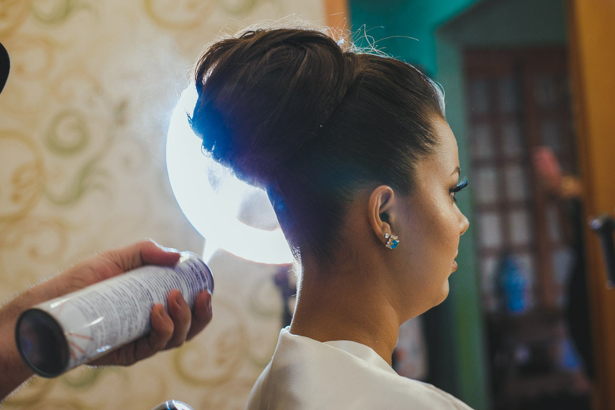 Últimos detalhes do cabelo, momentos antes de colocar a coroa da noiva.