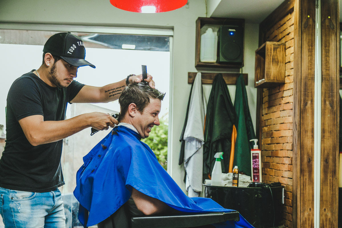 Andrezinho do Andrezinho Cortes, cortando o cabelo do noivo. making of do noivo.
