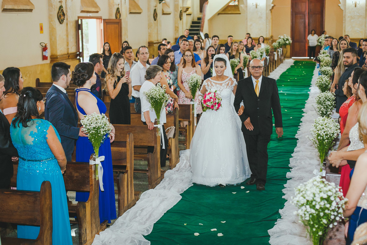 Momento muito esperado, enfim a entrada da noiva Mayara.