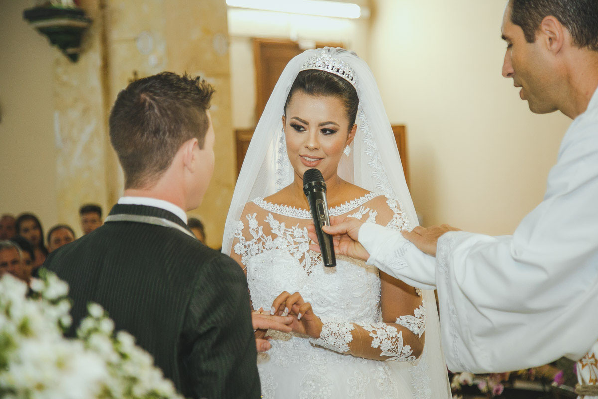 A noiva faz seus votos para seu príncipe encantado.