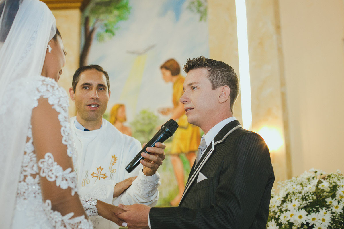 O Jean faz seus votos para a sua noiva, ele parece tenso.