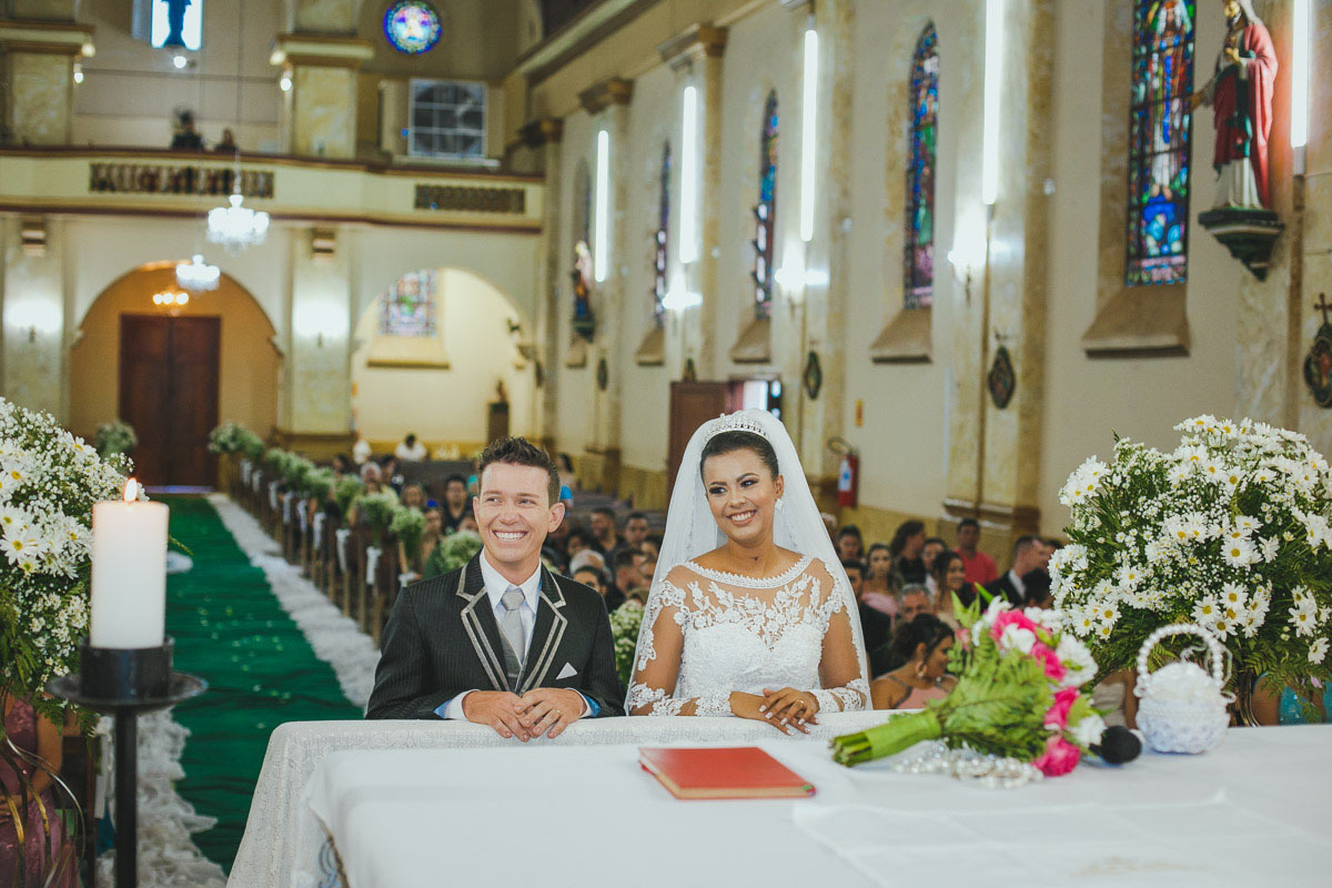 um breve momento de descontração durante o casamento, Mayara e Jean sorri para a fotógrafa.