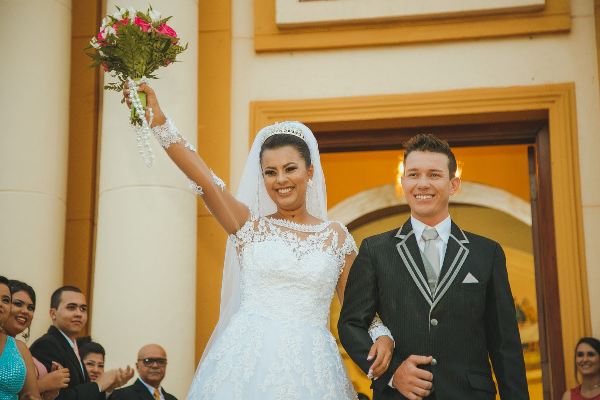 o buquê vai ao alto, enfim casados.