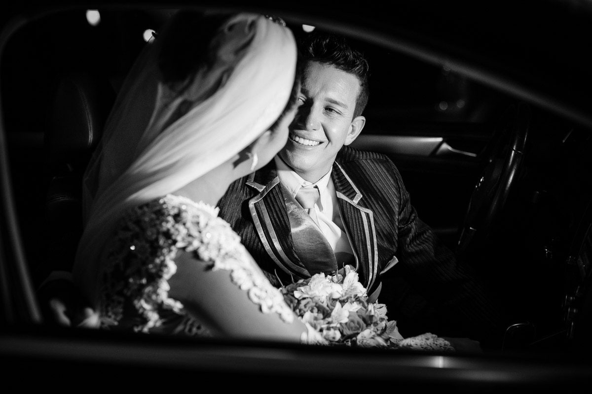 O olhar sincero e apaixonado de Jean, olhando a noiva Mayara.