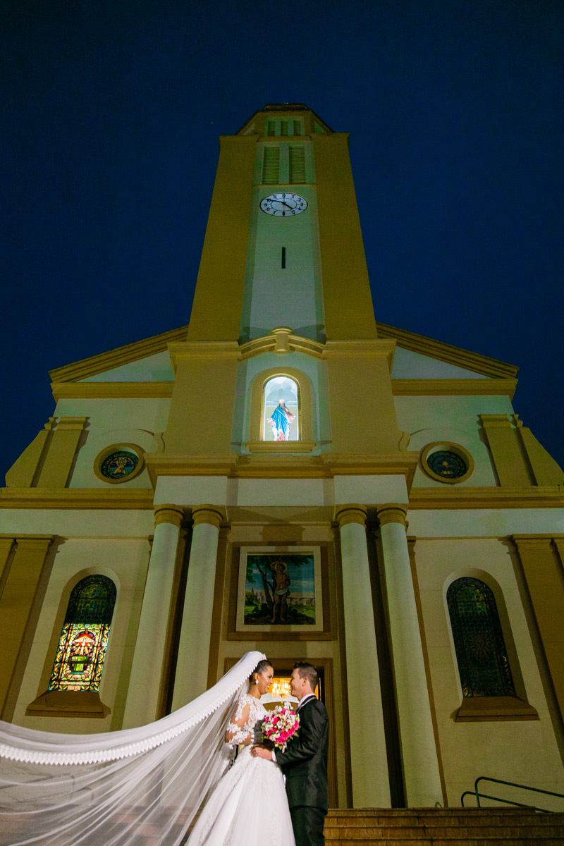 Na porta da igreja uma foto mostrando toda a imponência de sua construção.