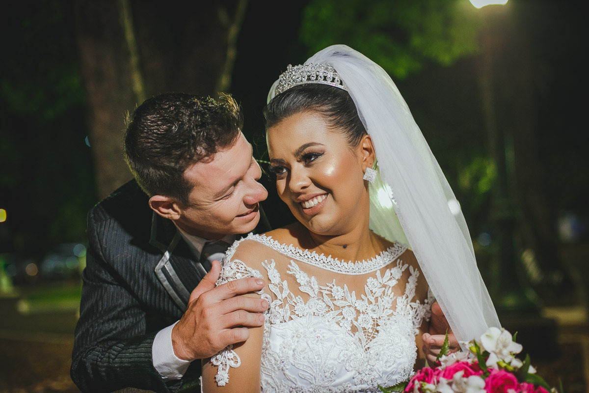 Noivos em momento de descontração. Ensaio fotográfico na praça Santana em Andirá.