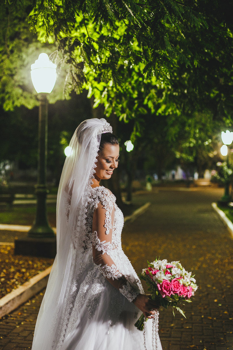 Noiva de perfil, foto clássica, merece estar num lindo álbum em breve.