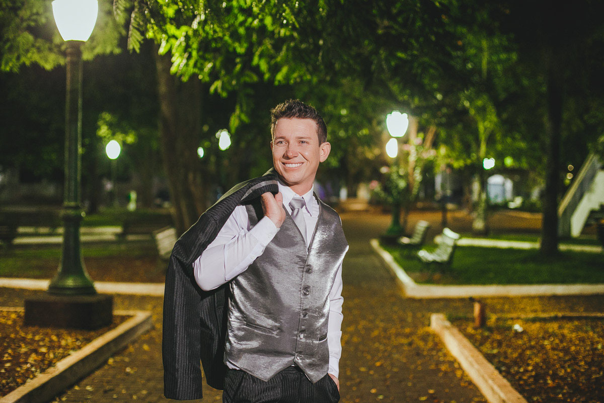 fotografia clássica, noivo com seu terno, pedindo carona na beira da estrada.
