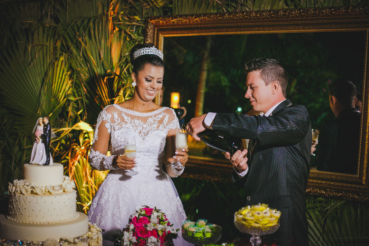 Hora do brinde dos noivos, a rolha foi longe.