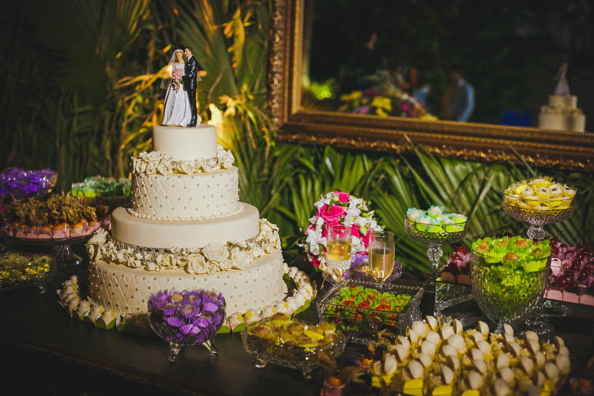 A mesa do bolo e seus detalhes, docinhos bem docinhos.