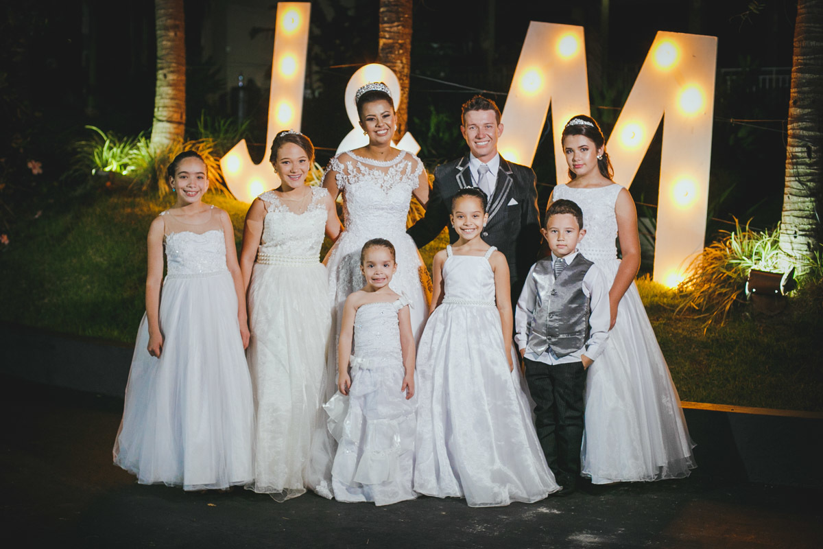 A noiva Mayara e suas daminhas, todas de branco e lindas.