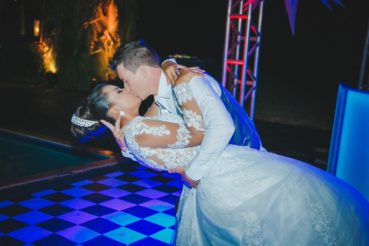 um beijo de tirar o fôlego... cuidado para não cair.