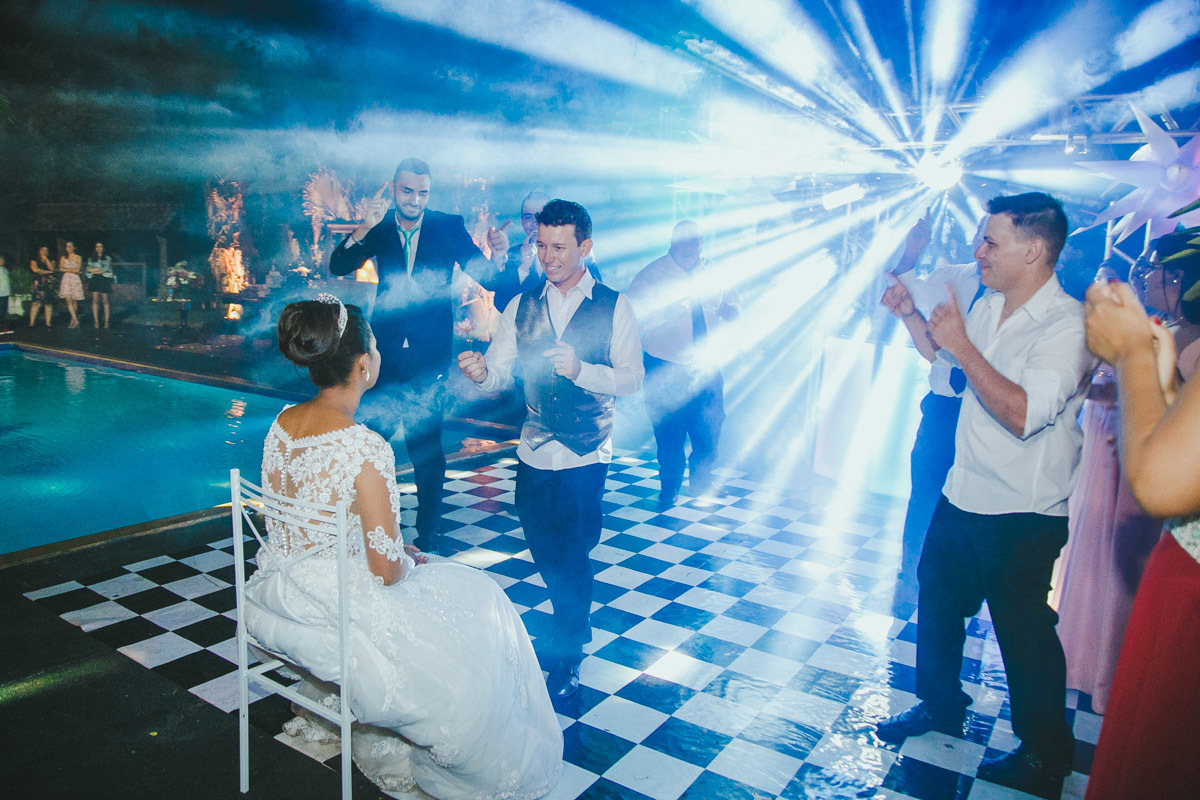 Noivo dança pra noiva, ela gostou muito.