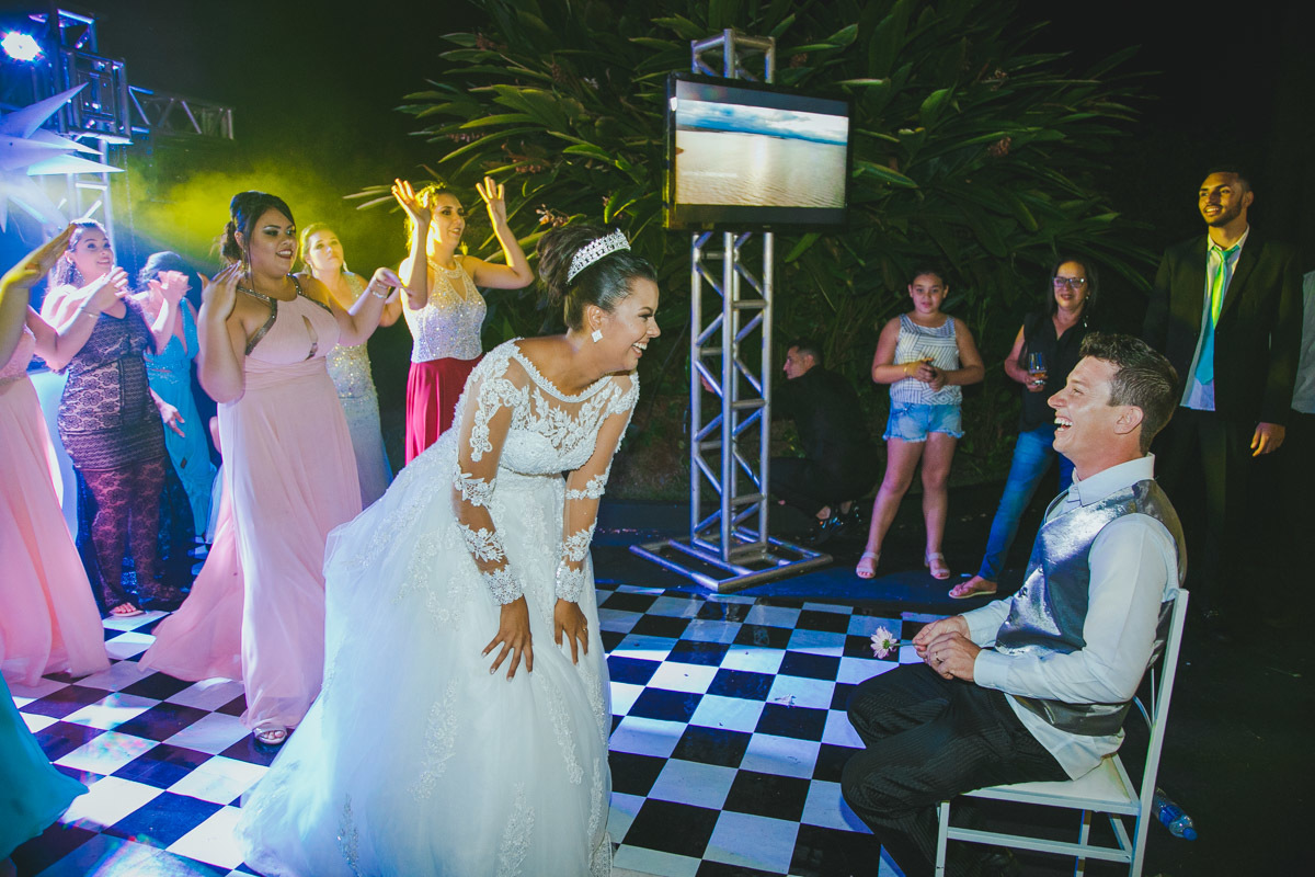 A vez da noiva dançar para o noivo, que fica hipnotizado.