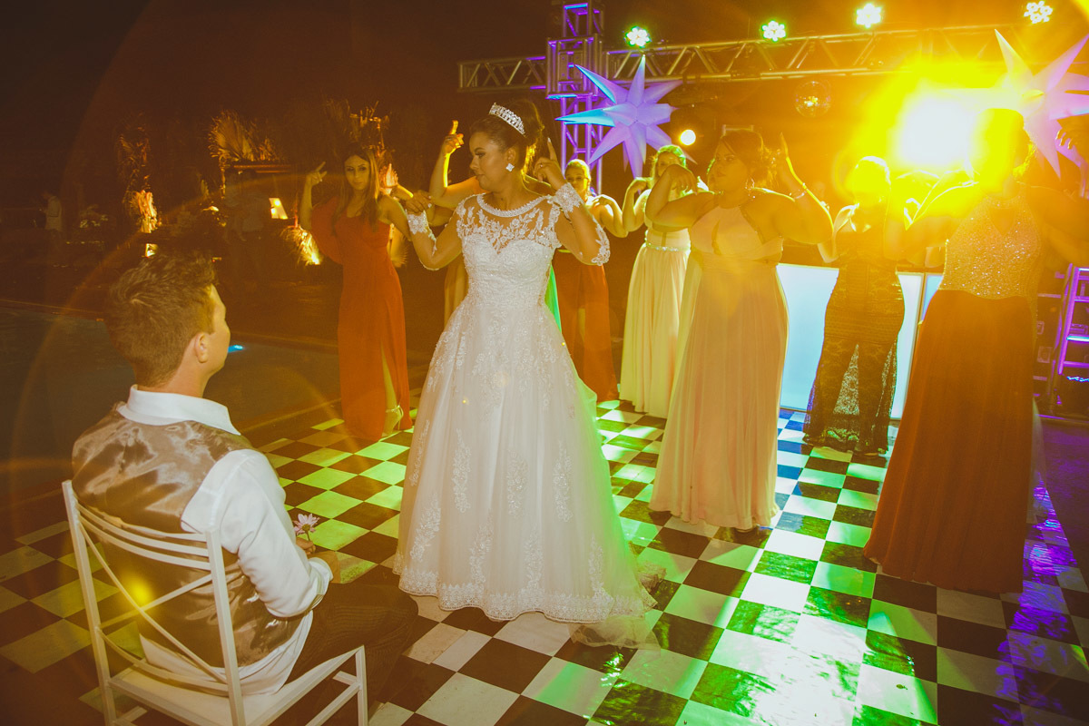 Noivo vidrado na dança da noiva, as madrinhas ajudam na performance.