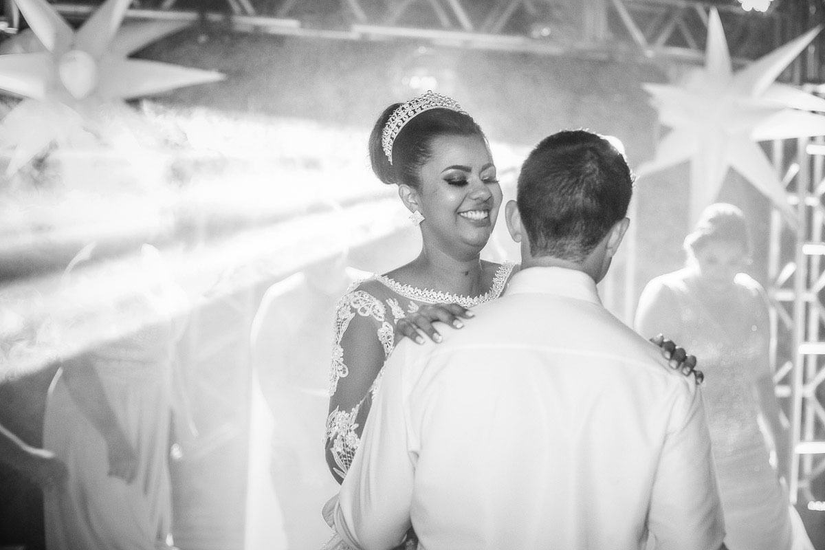 Dança dos noivos, muito felizes e animados, durou a noite toda.