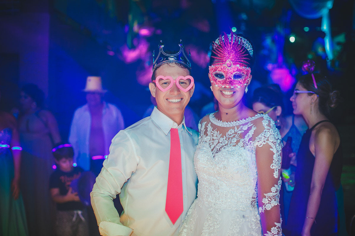 noivos com acessórios para deixar tudo mais feliz.