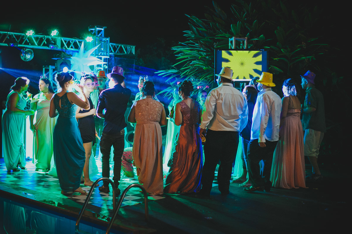 a balada do casamento foi na beira da piscina, tudo lindo, cuidado para não cair na água.